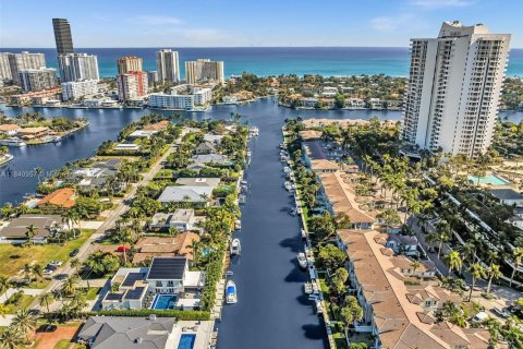 House in Hallandale Beach, Florida 5 bedrooms, 413.97 sq.m. № 1830479 - photo 3