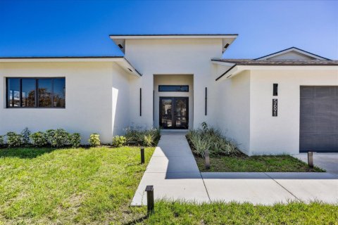 House in Port St. Lucie, Florida 3 bedrooms, 235.14 sq.m. № 2178575 - photo 2