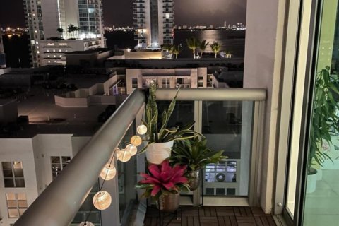 Condo in Miami, Florida, 1 bedroom  № 1142571 - photo 1