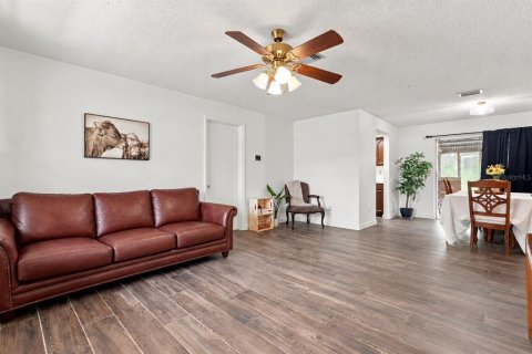 Villa ou maison à vendre à Deltona, Floride: 3 chambres, 118.36 m2 № 2400457 - photo 2