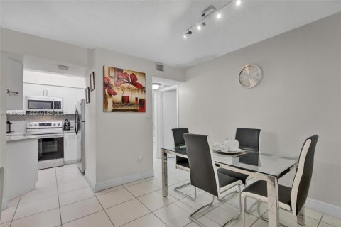 Condo in Miami, Florida, 1 bedroom  № 2026314 - photo 5