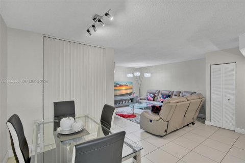 Condo in Miami, Florida, 1 bedroom  № 2026314 - photo 4