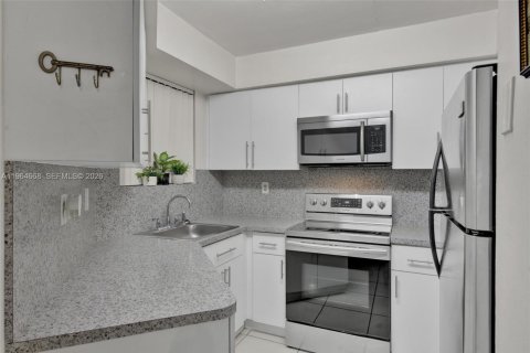 Condo in Miami, Florida, 1 bedroom  № 2026314 - photo 6