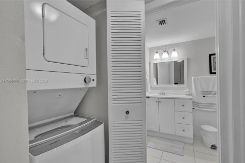 Condo in Miami, Florida, 1 bedroom  № 2026314 - photo 8