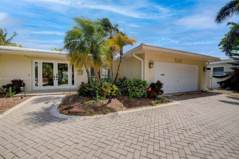 Снять в аренду виллу или дом в Форт-Лодердейл, Флорида 3 спальни, 190.17м2, № 1897995 - фото 1