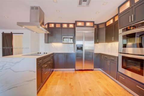 Снять в аренду виллу или дом в Форт-Лодердейл, Флорида 3 спальни, 190.17м2, № 1897995 - фото 6