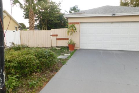 Купить виллу или дом в Порт-Сент-Луси, Флорида 4 спальни, 150.59м2, № 2008519 - фото 3