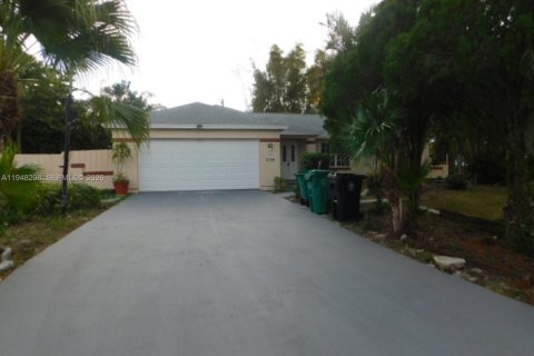 Дом в Порт-Сент-Луси, Флорида 4 спальни, 150.59м2 № 2008519