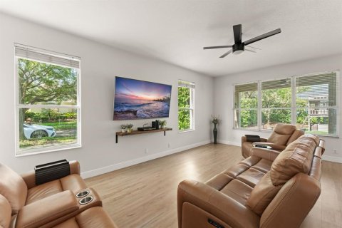 House in DeLand, Florida 5 bedrooms, 288.65 sq.m. № 2092435 - photo 11