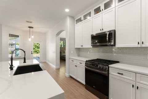 House in DeLand, Florida 5 bedrooms, 288.65 sq.m. № 2092435 - photo 16