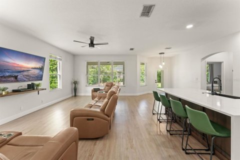 House in DeLand, Florida 5 bedrooms, 288.65 sq.m. № 2092435 - photo 10