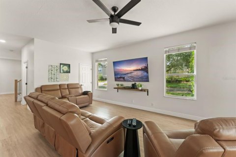 House in DeLand, Florida 5 bedrooms, 288.65 sq.m. № 2092435 - photo 12