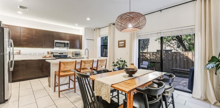 Townhouse in Miami, Florida 3 bedrooms, 164.53 sq.m. № 1954924