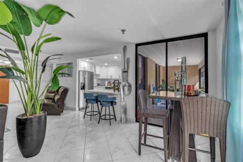 Copropriété à vendre à Miami, Floride: 2 chambres, 111.2 m2 № 1958500 - photo 10