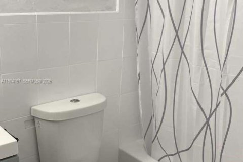 Condominio en venta en North Miami Beach, Florida, 1 dormitorio, 66.89 m2 № 2036455 - foto 10