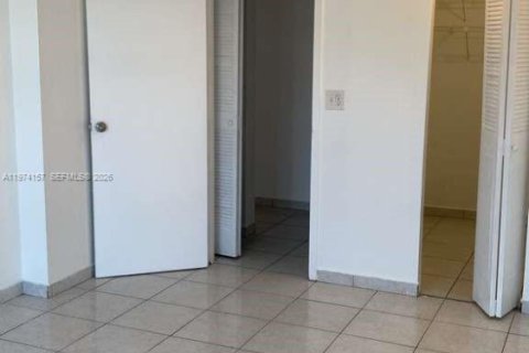 Condominio en venta en North Miami Beach, Florida, 1 dormitorio, 66.89 m2 № 2036455 - foto 17