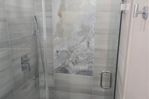 Снять в аренду квартиру в Помпано-Бич, Флорида 1 спальня, 326.18м2, № 2034758 - фото 3