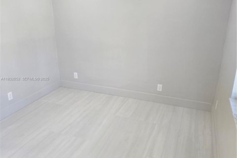 Снять в аренду квартиру в Помпано-Бич, Флорида 1 спальня, 326.18м2, № 2034758 - фото 5