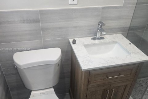 Снять в аренду квартиру в Помпано-Бич, Флорида 1 спальня, 326.18м2, № 2034758 - фото 4