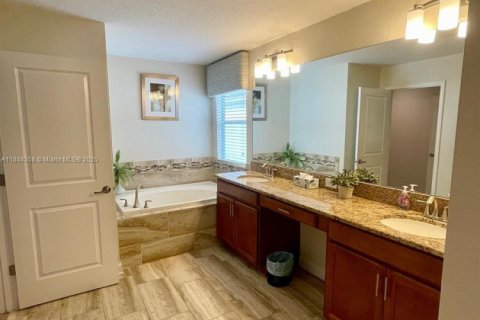 Villa ou maison à vendre à Kissimmee, Floride: 5 chambres, 286.23 m2 № 1980051 - photo 13