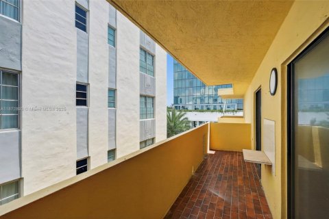 Copropriété à vendre à Miami Beach, Floride: 2 chambres, 91.23 m2 № 1895903 - photo 25