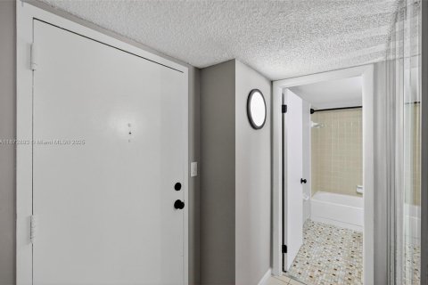 Copropriété à vendre à Miami Beach, Floride: 2 chambres, 91.23 m2 № 1895903 - photo 21