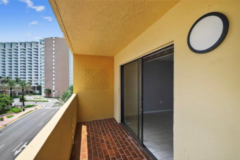 Copropriété à vendre à Miami Beach, Floride: 2 chambres, 91.23 m2 № 1895903 - photo 12