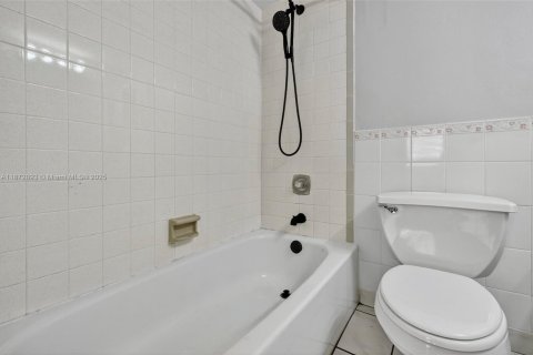 Copropriété à vendre à Miami Beach, Floride: 2 chambres, 91.23 m2 № 1895903 - photo 28