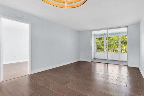 Condo in Tamarac, Florida, 1 bedroom  № 2191461 - photo 4