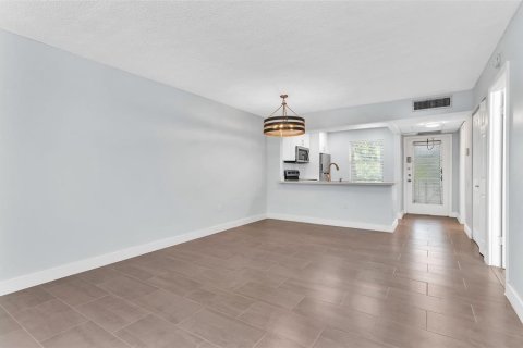 Condo in Tamarac, Florida, 1 bedroom  № 2191461 - photo 5