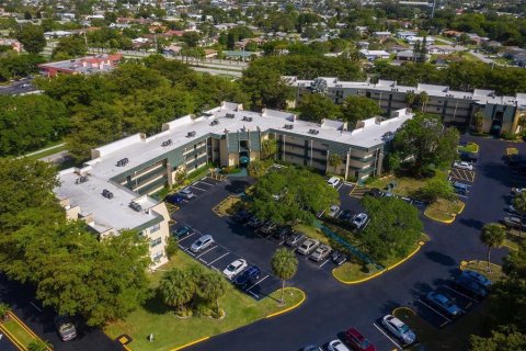 Condo in Tamarac, Florida, 1 bedroom  № 2191461 - photo 15