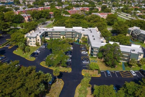Condo in Tamarac, Florida, 1 bedroom  № 2191461 - photo 17