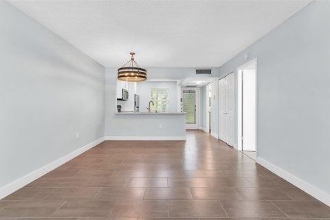Condo in Tamarac, Florida, 1 bedroom  № 2191461 - photo 6