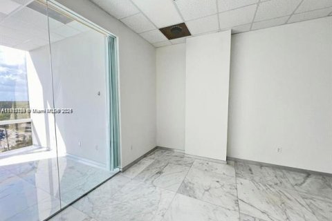 Купить коммерческую недвижимость в Майами, Флорида № 2035237 - фото 7