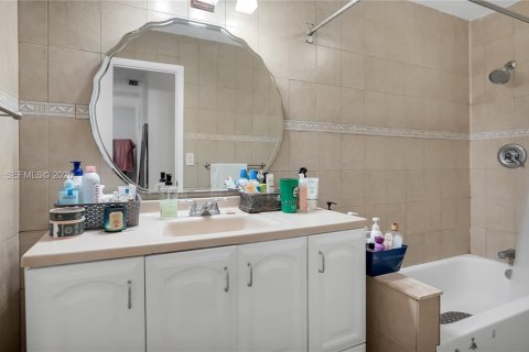 Купить таунхаус в Майами, Флорида 3 спальни, 161.37м2, № 2049316 - фото 11