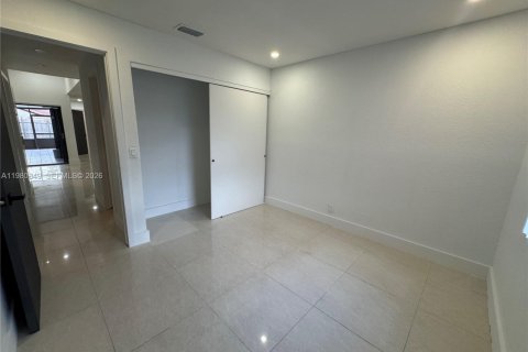 Снять в аренду виллу или дом в Хайалиа, Флорида 2 спальни, 92.16м2, № 2080468 - фото 24
