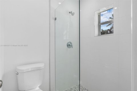 Casa en alquiler en Miami, Florida, 2 dormitorios, 65.03 m2 № 1893055 - foto 2