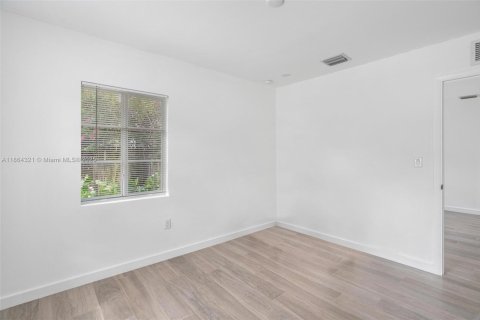 Casa en alquiler en Miami, Florida, 2 dormitorios, 65.03 m2 № 1893055 - foto 10
