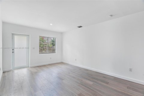 Casa en alquiler en Miami, Florida, 2 dormitorios, 65.03 m2 № 1893055 - foto 7