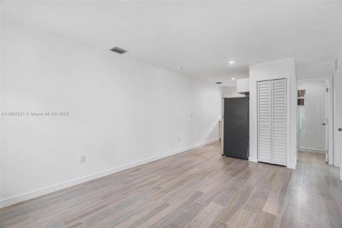 Casa en alquiler en Miami, Florida, 2 dormitorios, 65.03 m2 № 1893055 - foto 5