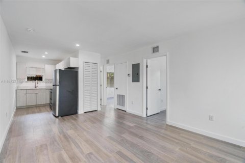 Casa en alquiler en Miami, Florida, 2 dormitorios, 65.03 m2 № 1893055 - foto 4