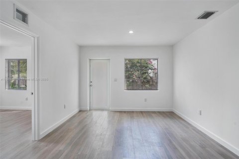 Casa en alquiler en Miami, Florida, 2 dormitorios, 65.03 m2 № 1893055 - foto 8