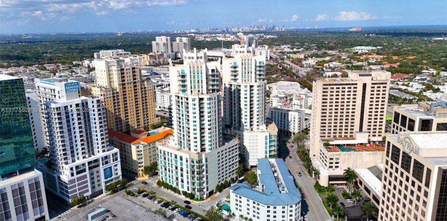 Кондоминиум с 2 спальнями в Майами, Флорида № 1958338