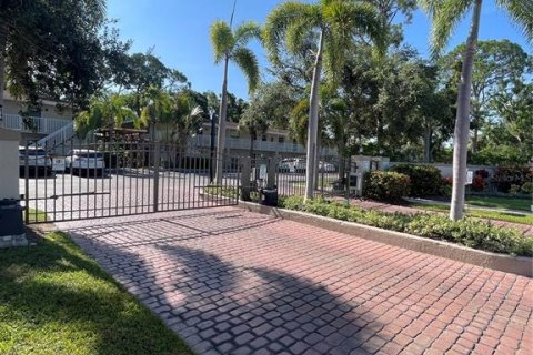 Condo in Sarasota, Florida, 1 bedroom  № 1831242 - photo 26