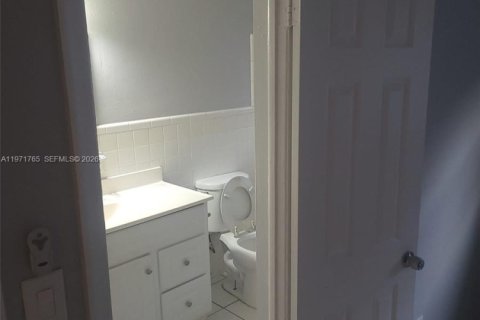 Casa en alquiler en Fort Lauderdale, Florida, 3 dormitorios, 232.63 m2 № 2033850 - foto 12