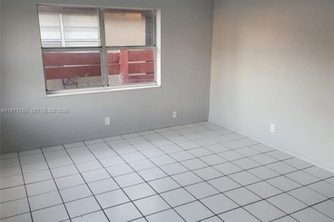 Casa en alquiler en Fort Lauderdale, Florida, 3 dormitorios, 232.63 m2 № 2033850 - foto 3