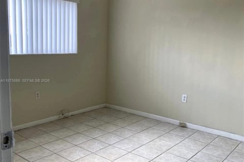 Condo in Hialeah, Florida, 2 bedrooms  № 2041487 - photo 18