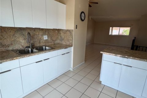 Condo in Hialeah, Florida, 2 bedrooms  № 2041487 - photo 2