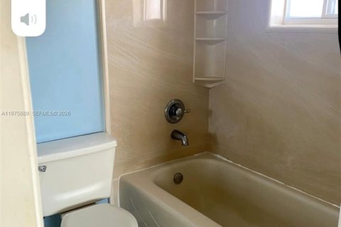 Condo in Hialeah, Florida, 2 bedrooms  № 2041487 - photo 16