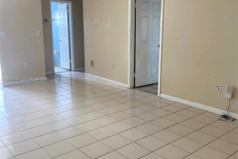 Condo in Hialeah, Florida, 2 bedrooms  № 2041487 - photo 10